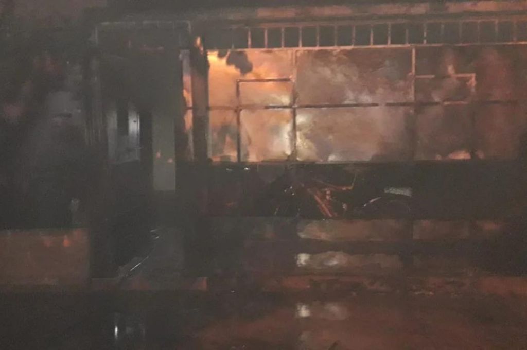 Importante incendio en una vivienda en el norte de la ciudad de Santa Fe: un hombre debió ser hospitalizado