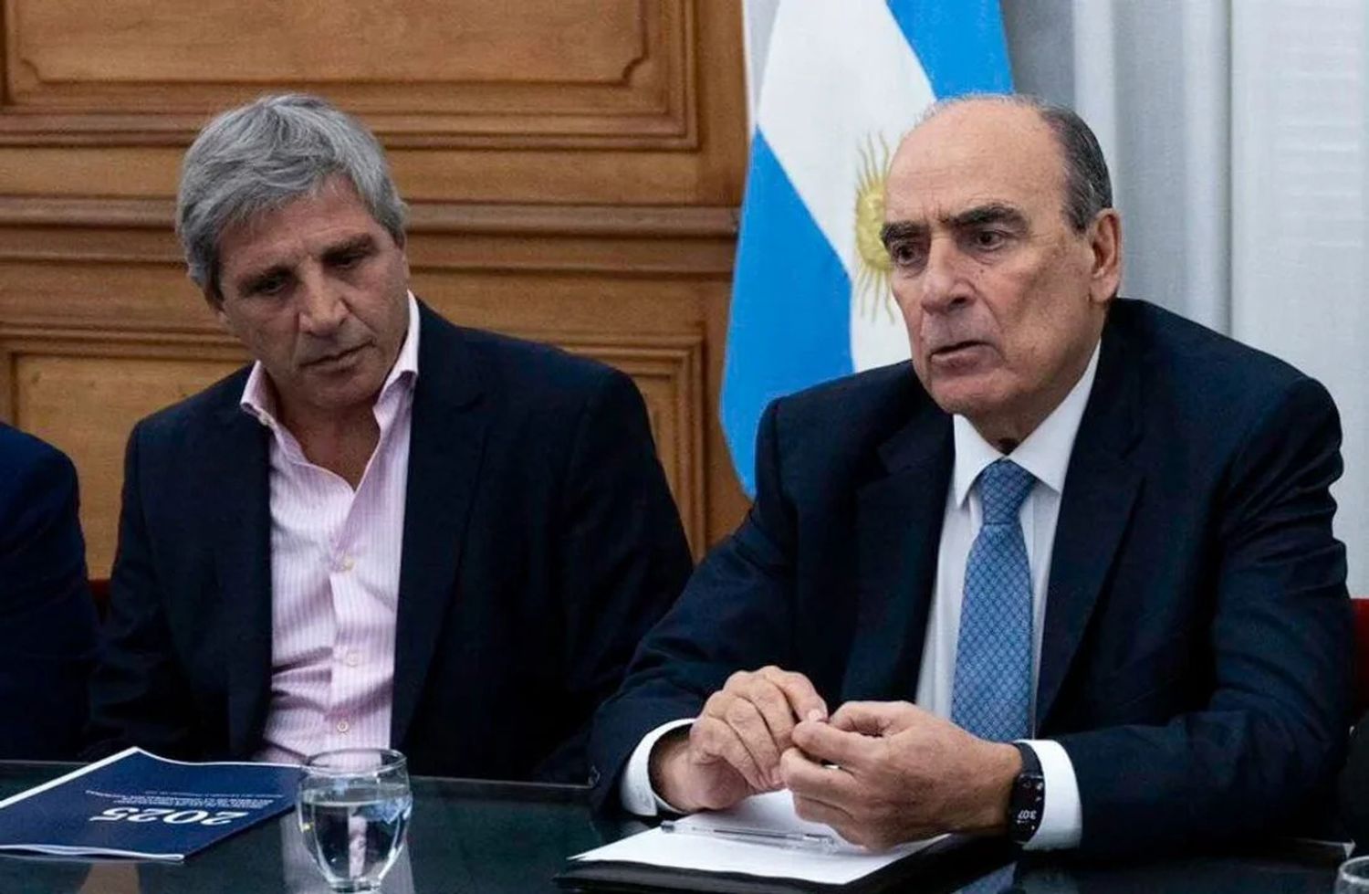 El ministro de Economía, Luis Caputo, junto al jefe de Gabinete, Guillermo Francos.