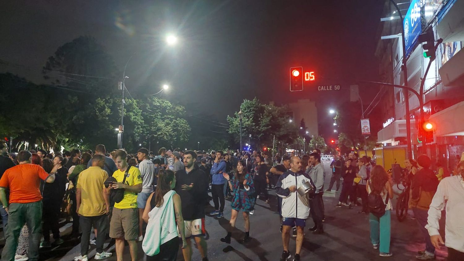 Una de las postales del cacerolazo en La Plata. Foto: LaNoticia1