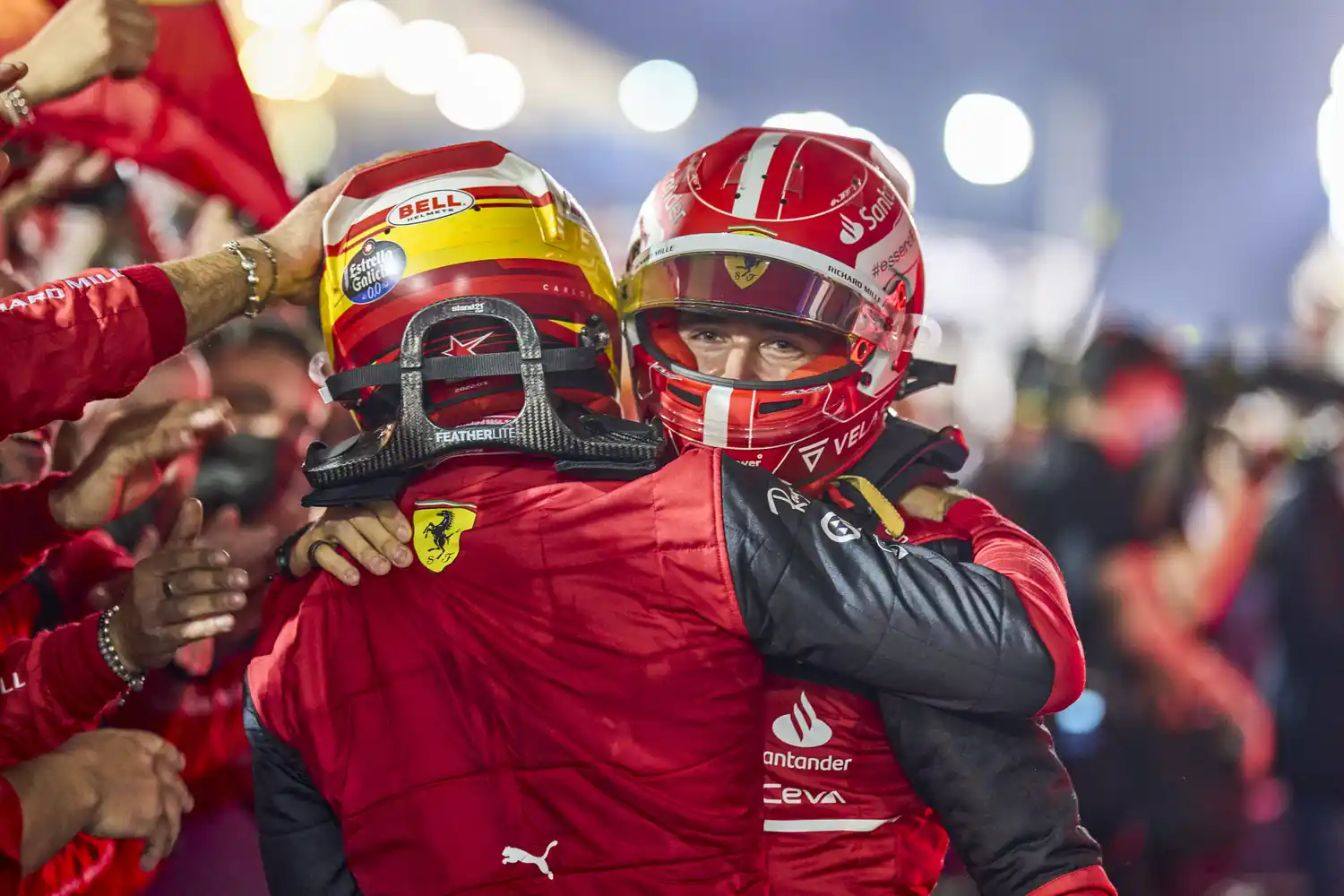 Abrazo entre Sainz y Leclerc.