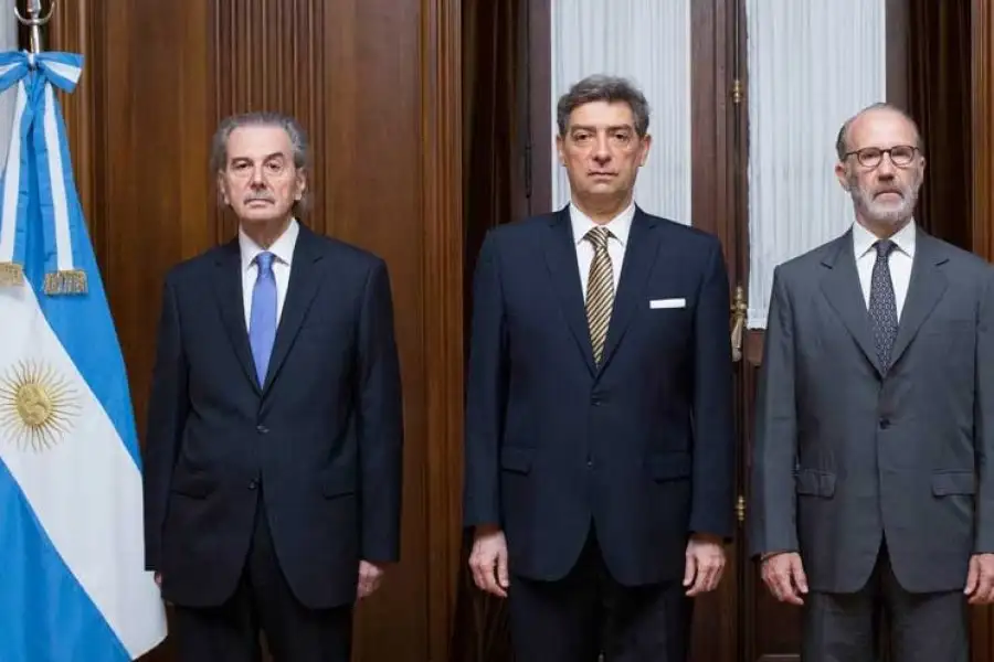 Los dos fallos llevan las firmas de los ministros Horacio Rosatti, Juan Carlos Maqueda y Carlos Rosenkrantz. Ricardo Lorenzetti no votó en ninguno de los casos al encontrarse de viaje.