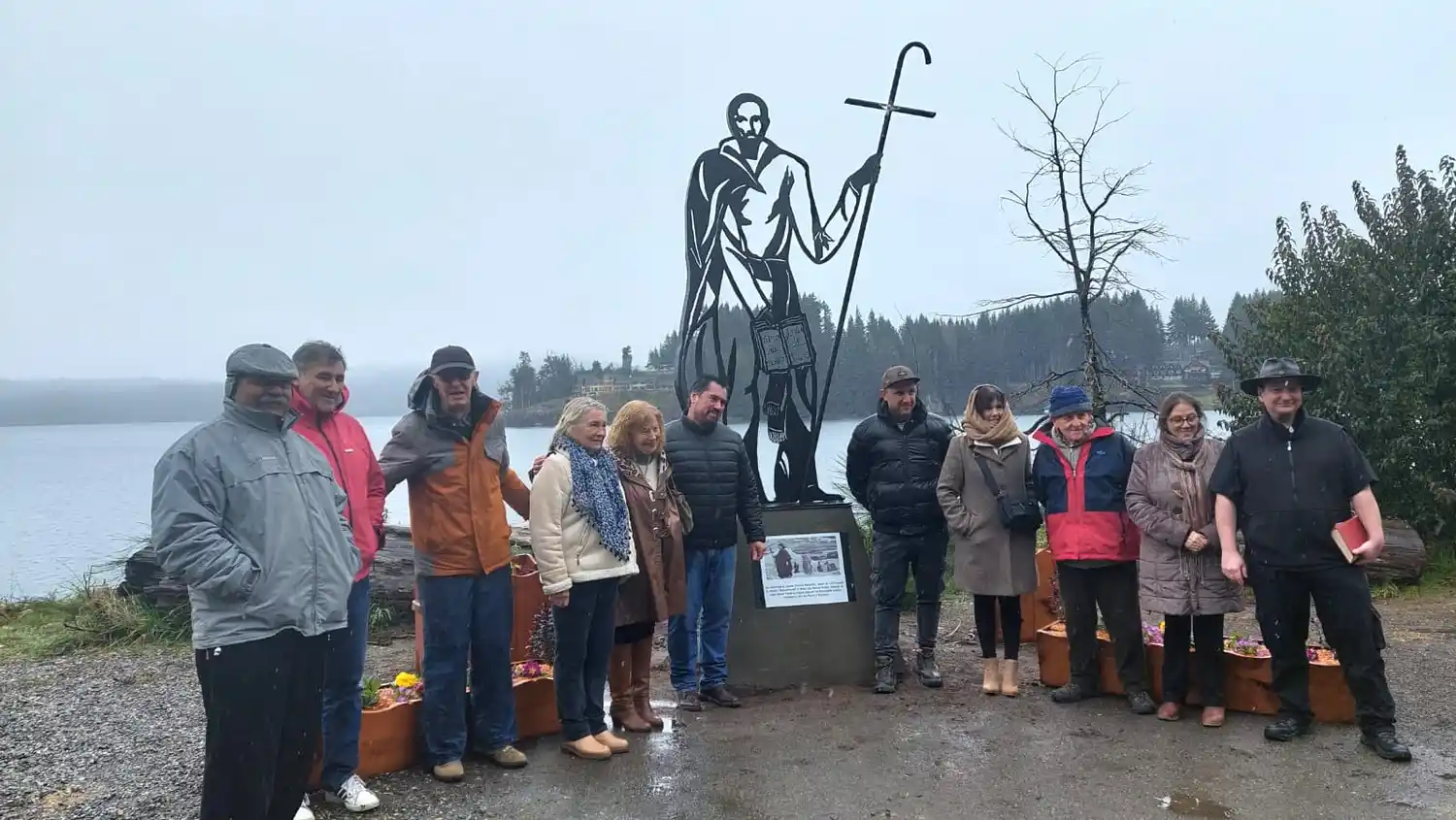 Inauguraron escultura del herrero chascomunense Juan Zabaleta en homenaje al Padre Nicolás Mascardi en Villa La Angostura