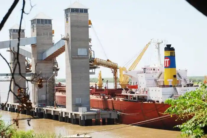 La bajante del río Paraná  impulsa la actividad  portuaria en el sur
