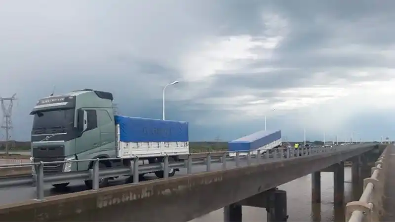 El camión salió de Crespo y sobre un puente de Ruta 168 se le desprendió el acoplado