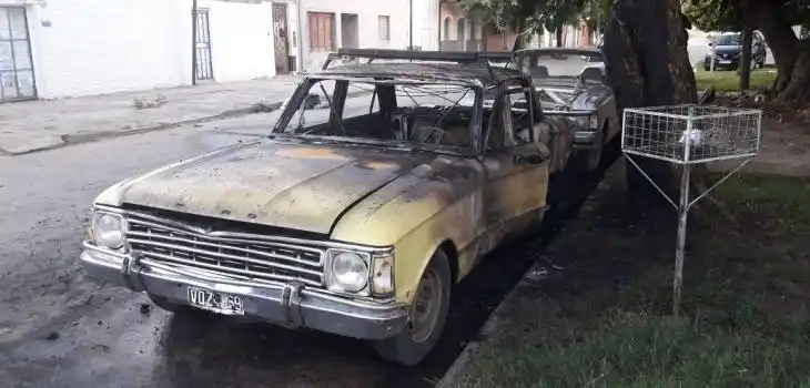 Dos autos fueron incendiados en Santa Fe en la madrugada