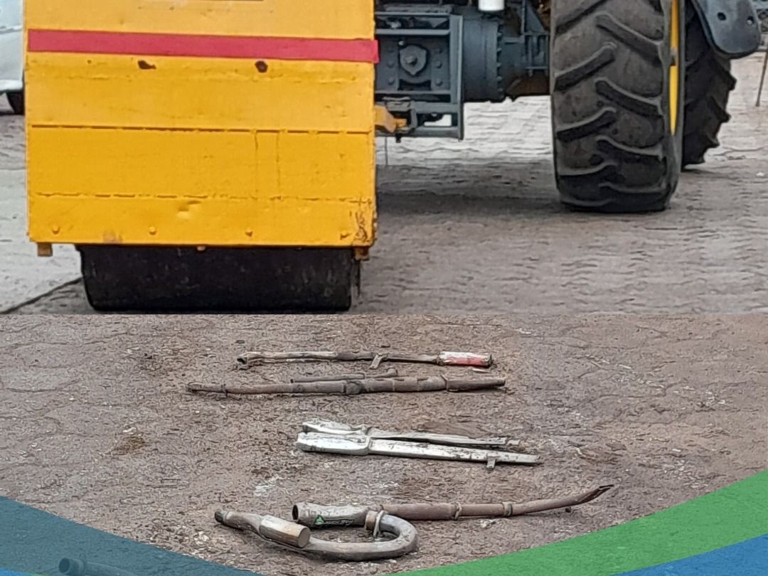 Maquinaria municipal trabajando en la compactación de los escapes.