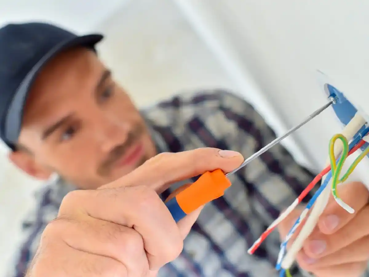 Multas de entre $ 42.000 y $ 57.000 por contratar a electricistas no habilitados