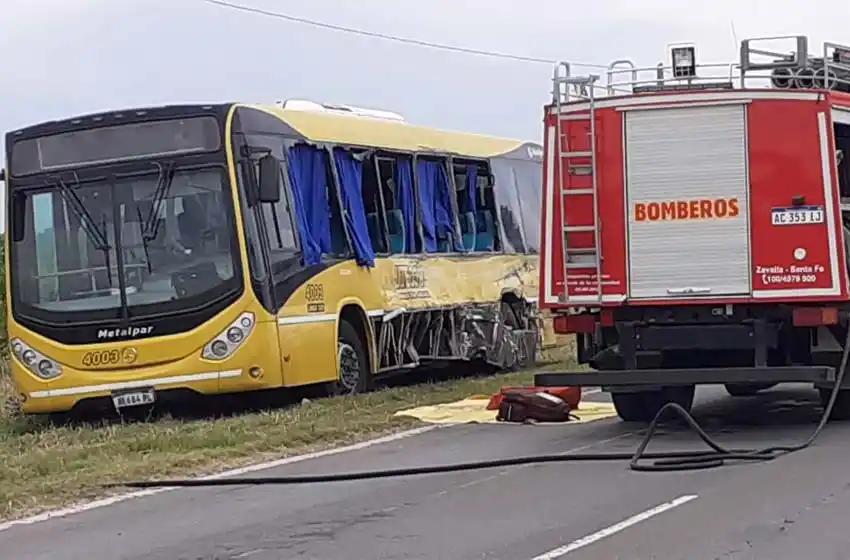 Siniestro vial en ruta 33: un colectivo perdió una rueda, provocó un choque y hay al menos 6 personas heridas