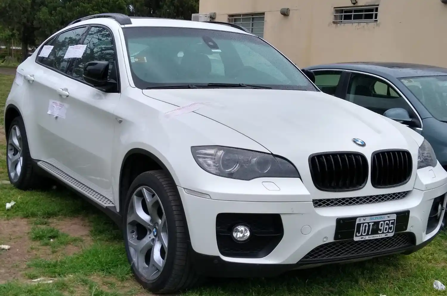 La camioneta SUV, marca BMW, aún puede verse en el Polo de Seguridad del Municipio.