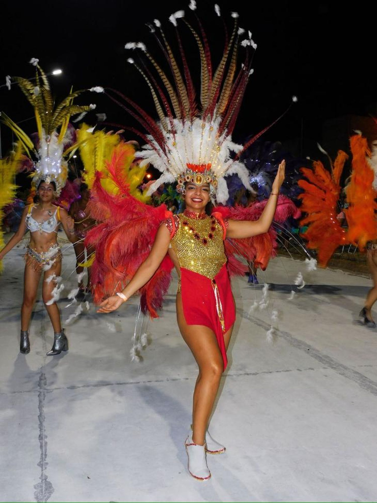 Música, baile, luces y brillos en la noche de Carnavales de Villa Ocampo