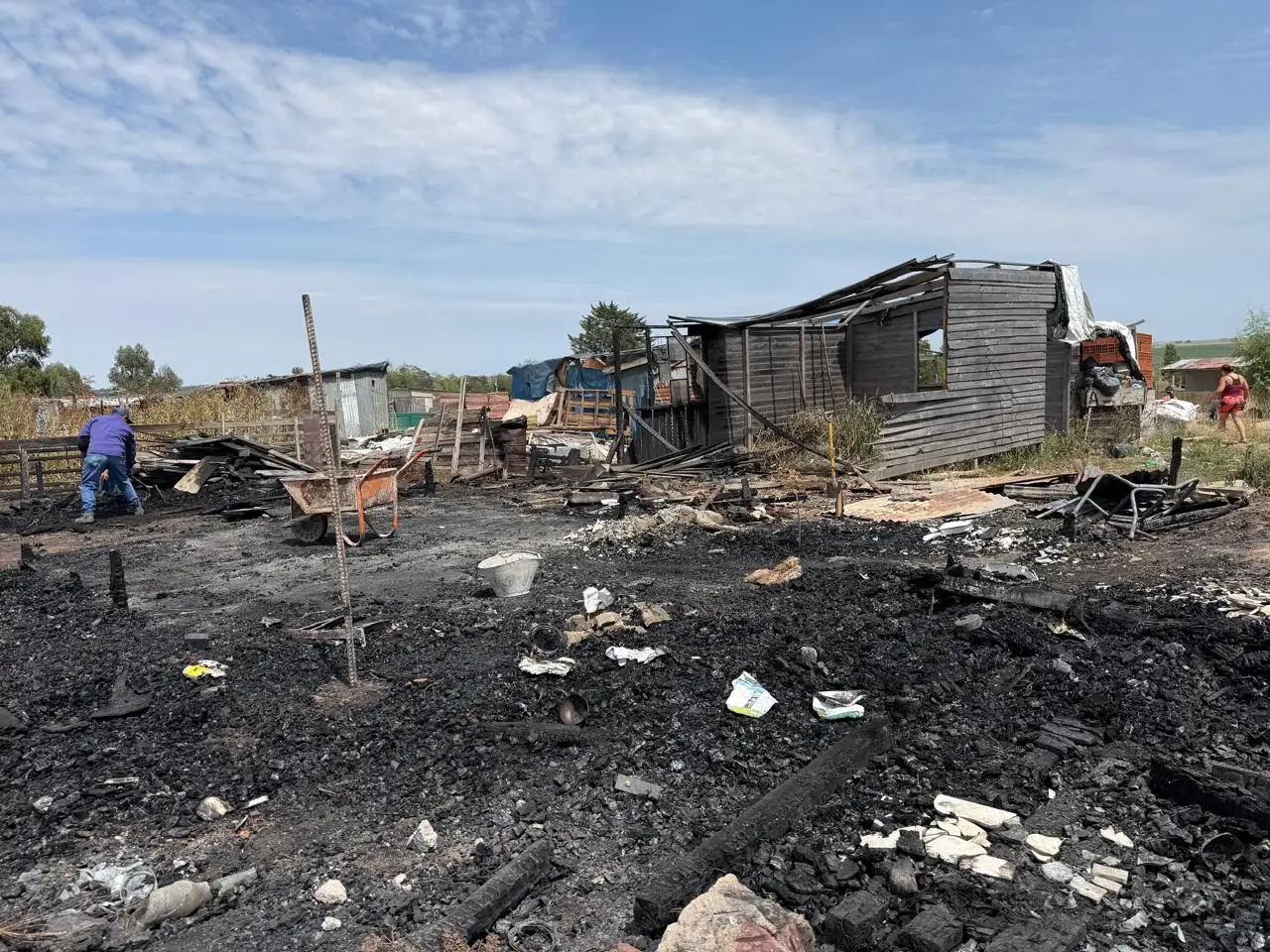 Tres casillas de La Movediza 1 resultaron totalmente destruidas por efecto de un incendio.