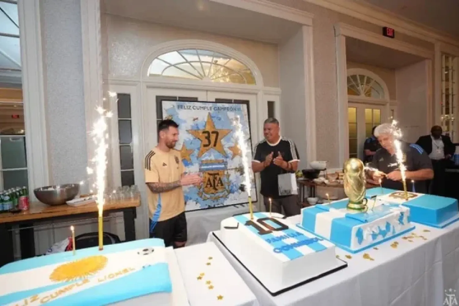 Messi celebró su cumpleaños junto a la delegación y los hinchas en Nueva York