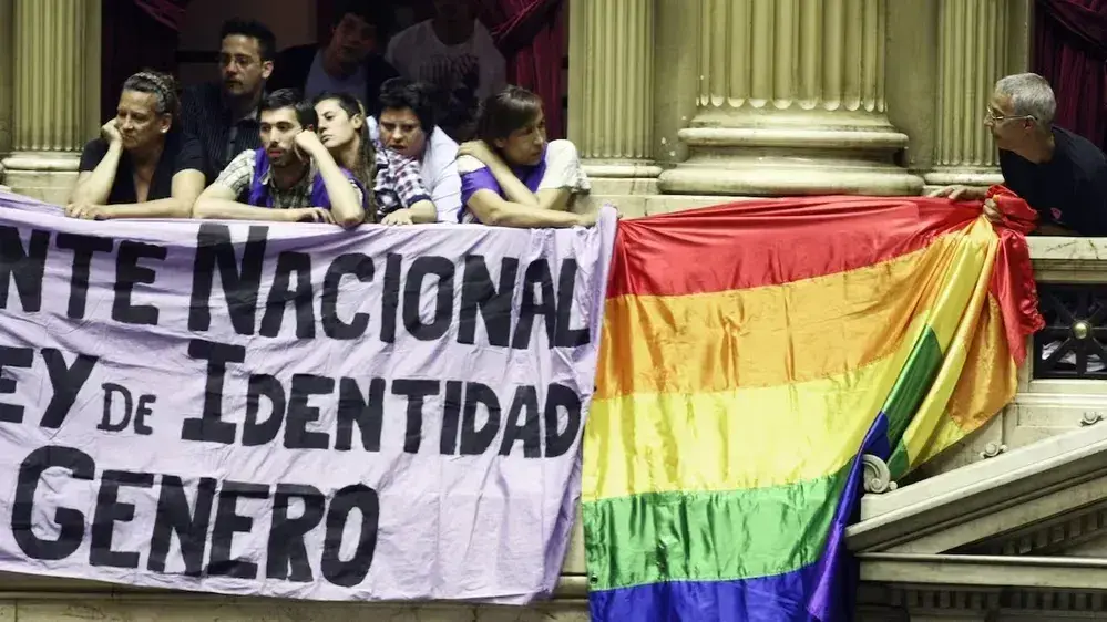 La Justicia suspendió el DNU de Milei que prohibía tratamientos de afirmación de género para menores