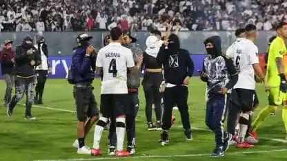 Los hinchas invadieron el terreno al enterarse que había dos fallecidos.