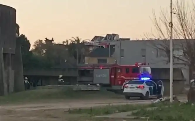 Bomberos acudieron acompañados por la policía.