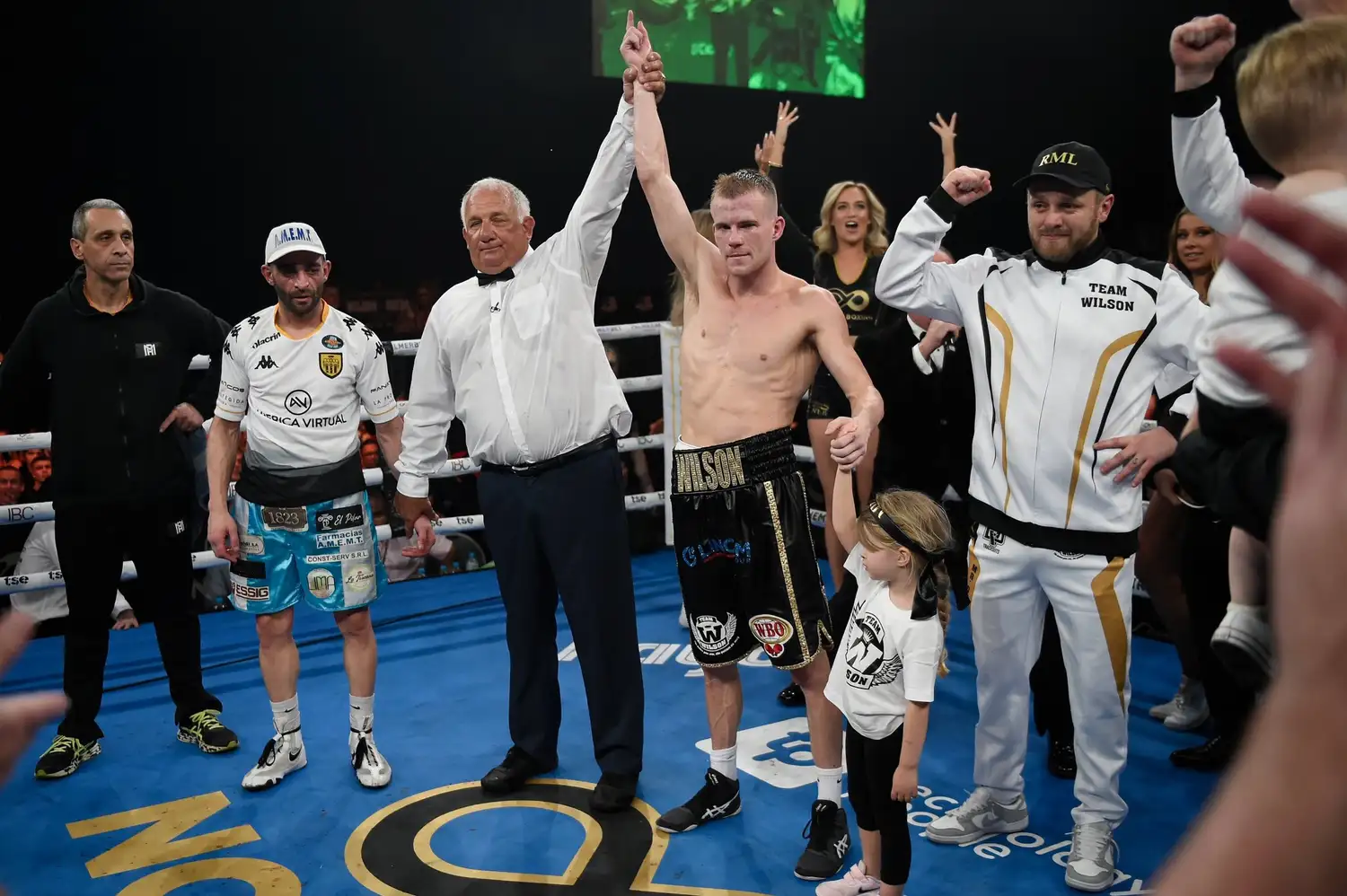 El árbitro Chris Condon declara ganador a Wilson, ante la mirada del profesor Julio Lester y Matías Rueda.