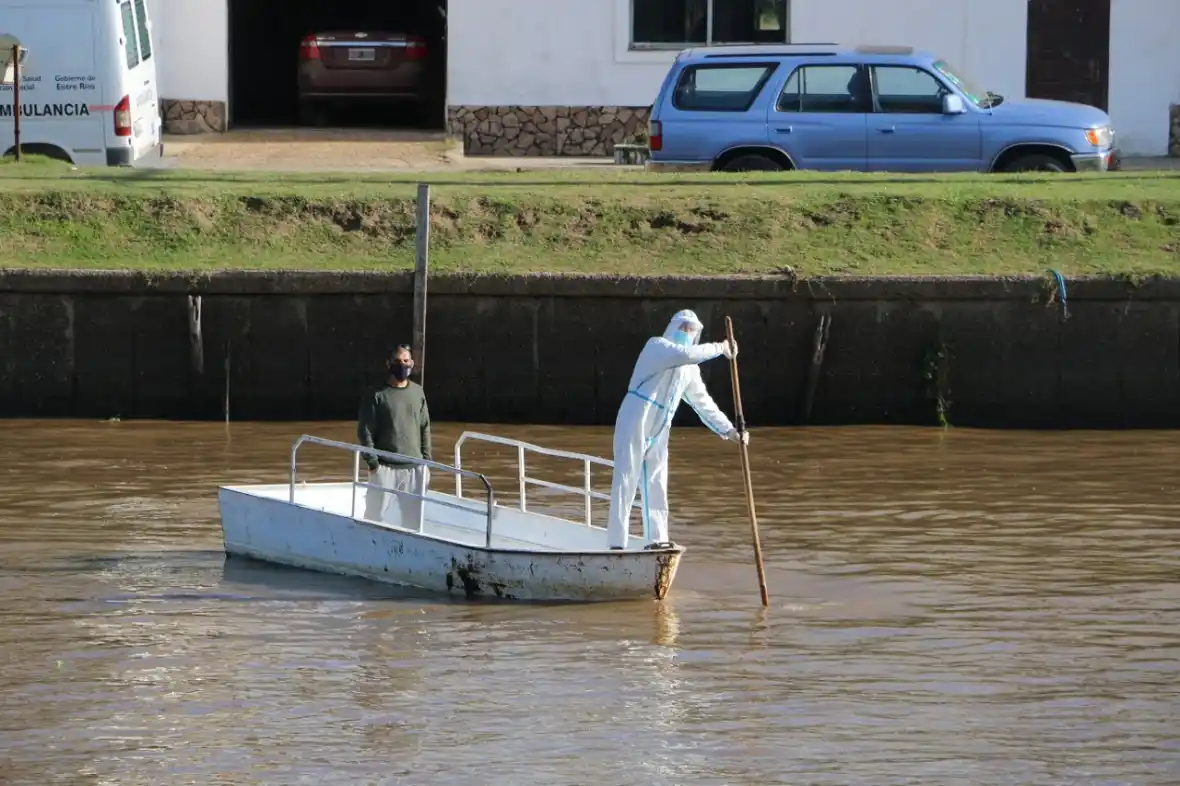 Villa Paranacito: cómo es vivir la pandemia entre botes y una balsa fuera de servicio