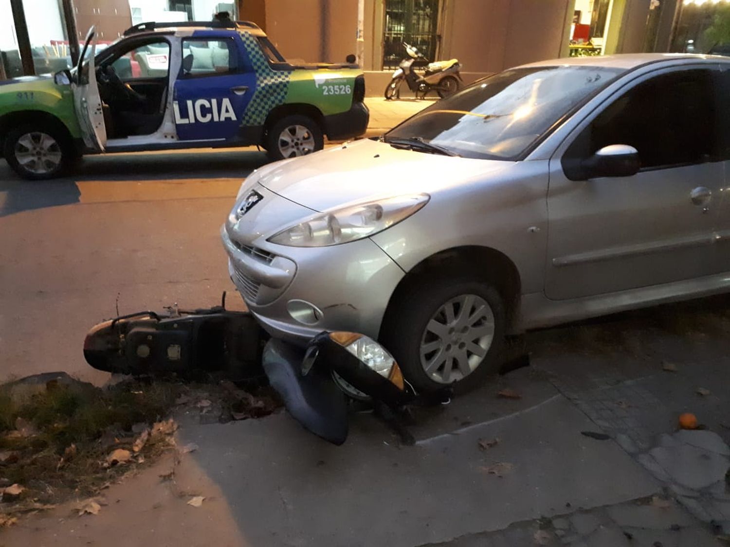 Auto chocó y arrastró a una moto en el centro