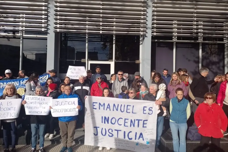 Importante movilización frente a Tribunales en calle Alvear: "Lo que más me duele es la justicia que nos representa"