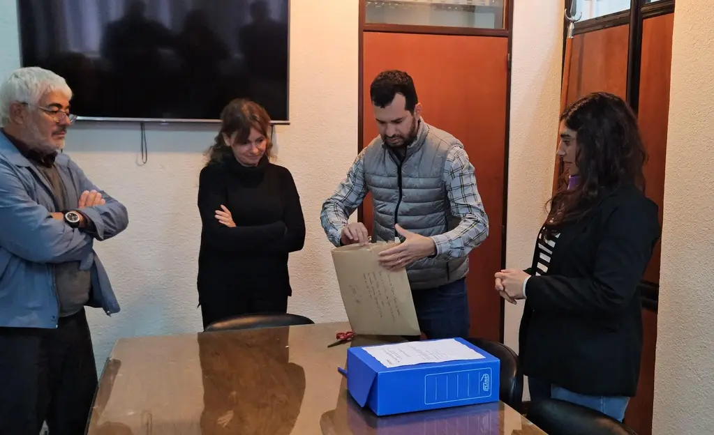 Martinez Sáliba, secretario de seguridad del municipio, abre el sobre del único oferente