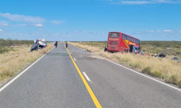 Tragedia en La Pampa: al menos cinco muertos por el choque entre un colectivo y un auto
