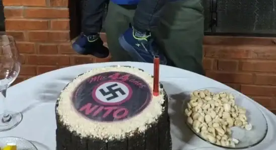 Una torta de cumpleaños con una esvástica y la leyenda Mis 44 años Nito.