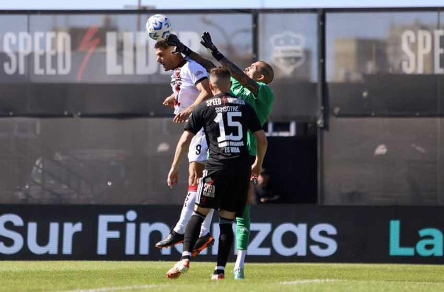 Newell's empató 3 a 3 con un Riestra que jugó con uno menos casí todo el partido