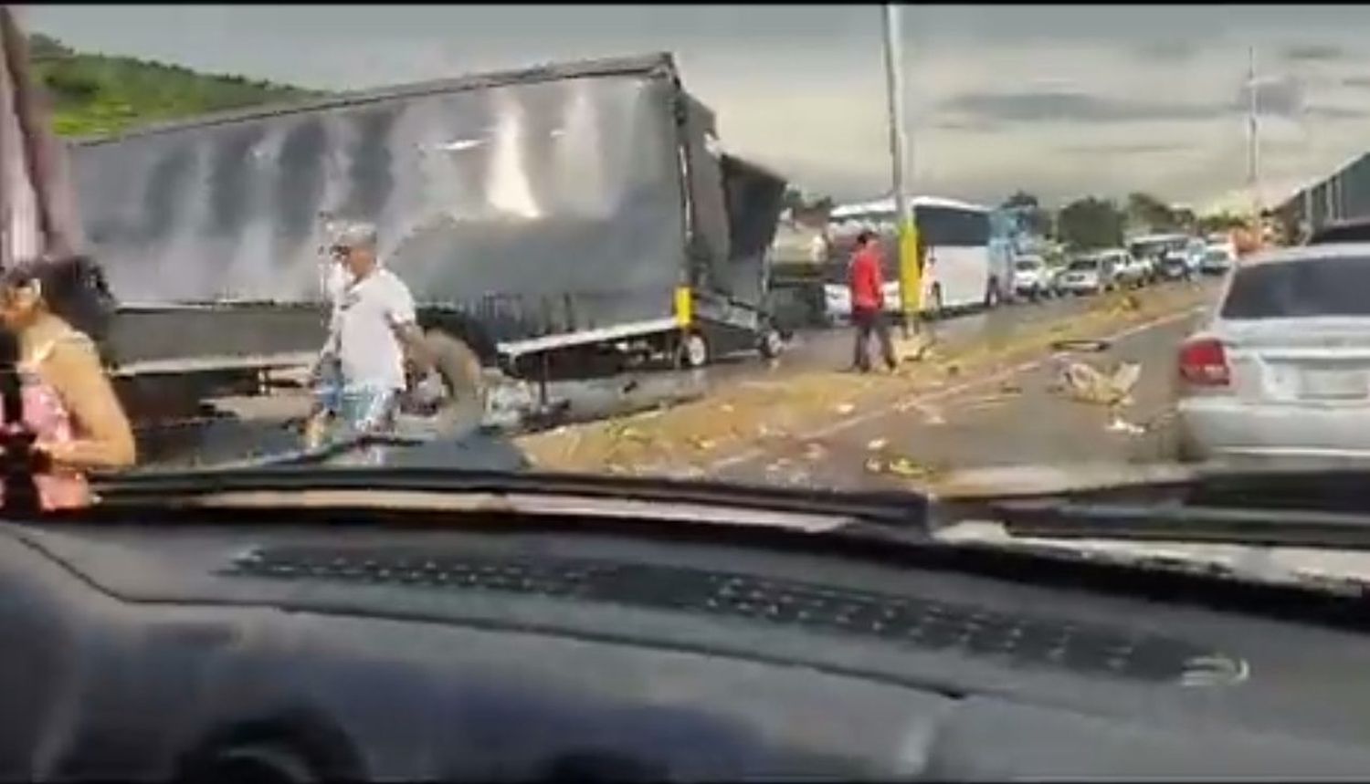 ¡LA GENTE SE DETUVO, PERO NO A AYUDAR! ROBAN gandola cargada de café que volcó en Anzoátegui