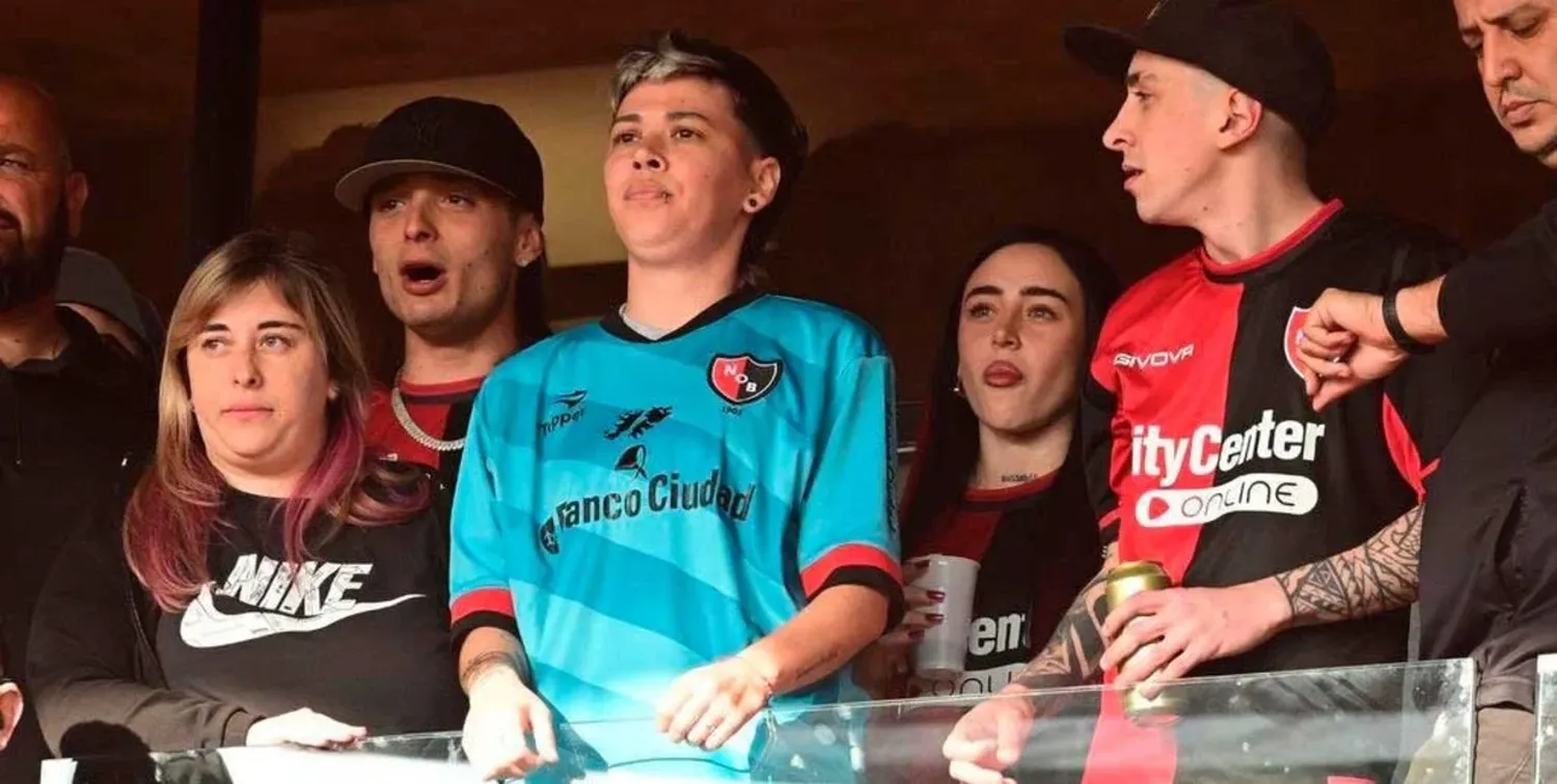 Los cantantes se mostraron juntos en la cancha de Newell's