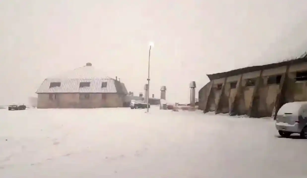 La nieve complica el paso por el Cristo Redentor, que fue cerrado de manera preventiva.