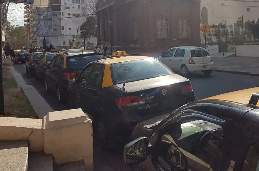 Taxistas en pie de lucha: “Es lamentable que tengamos que esperar un paro de colectivos para poder trabajar”