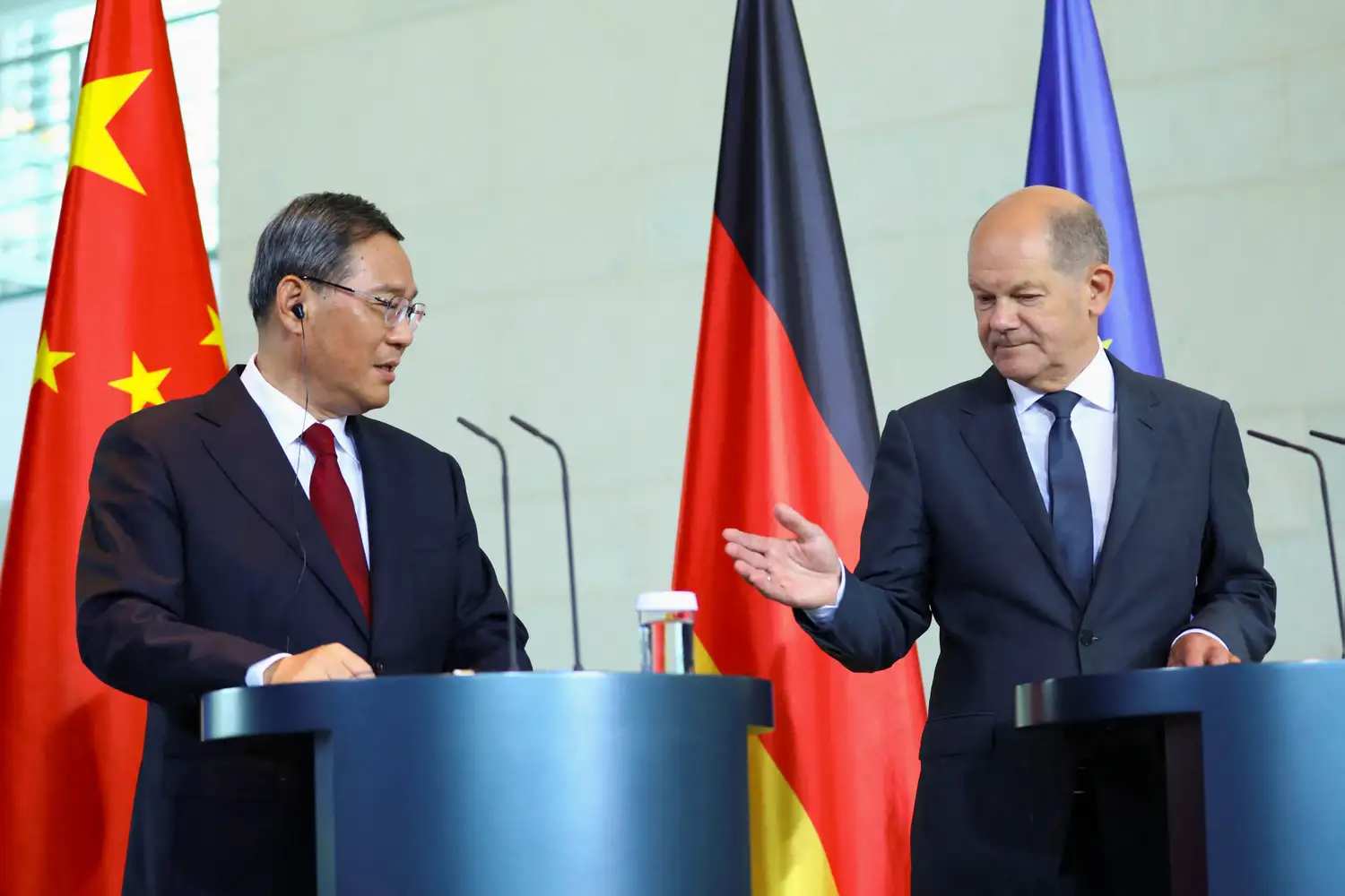El primer ministro chino Li Qiang y canciller alemán Olaf Scholz celebraron una conferencia de prensa.