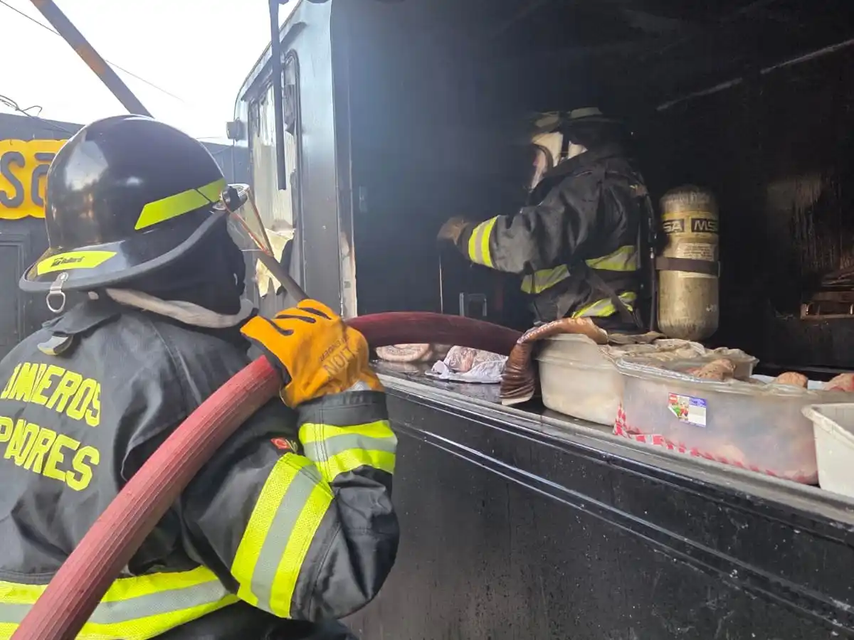 Se prendió fuego un carribar en Bv. Yrigoyen, el propietario sufrió quemaduras y fue trasladado en ambulancia