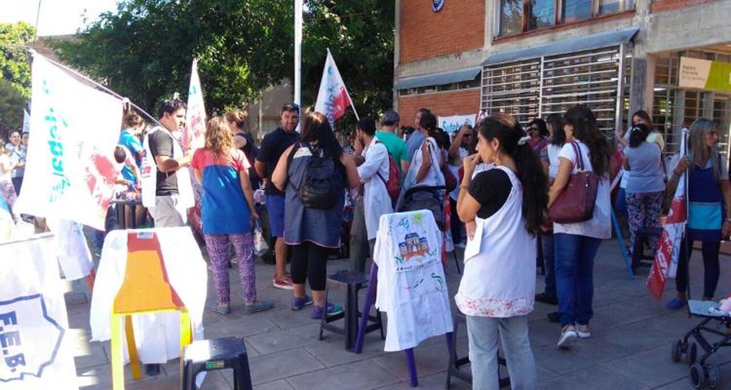 Paro docente: Movilización frente al Consejo Escolar y Jefatura Distrital