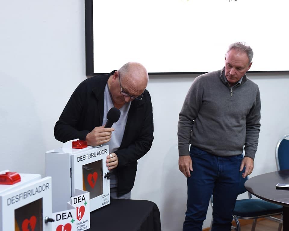 Instituciones de la ciudad recibieron desfibriladores adquiridos por el municipio