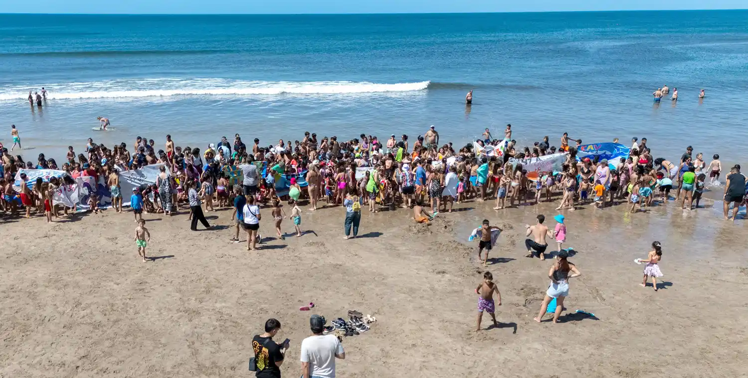 Al lado del mar . Posan los participantes del programa Escuelas de Verano