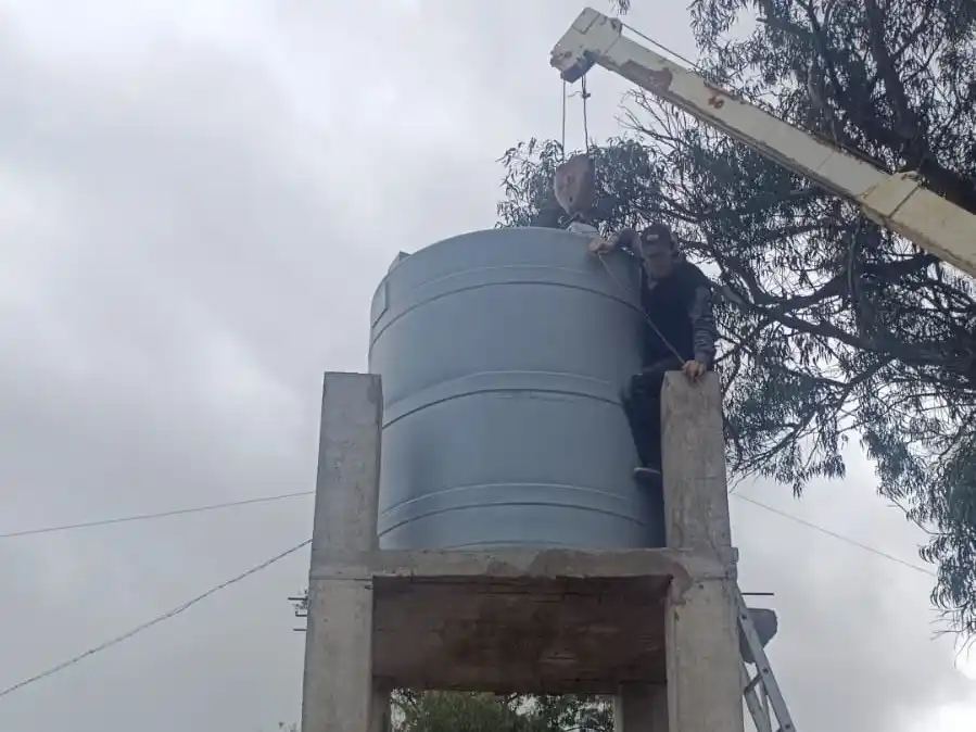 Tanque. Sobre la avenida 10, en el ingreso de Villa del Deportista