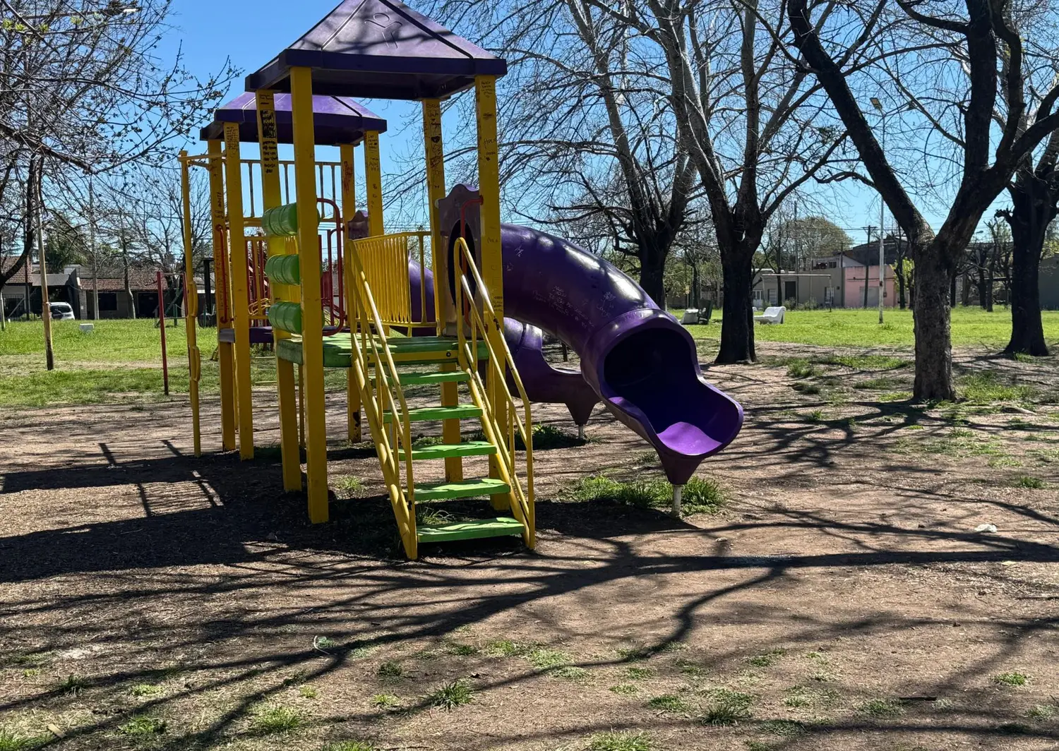 El hecho sucedió el lunes por la tarde en la plaza de Los Aromos. Foto: La Opinión.