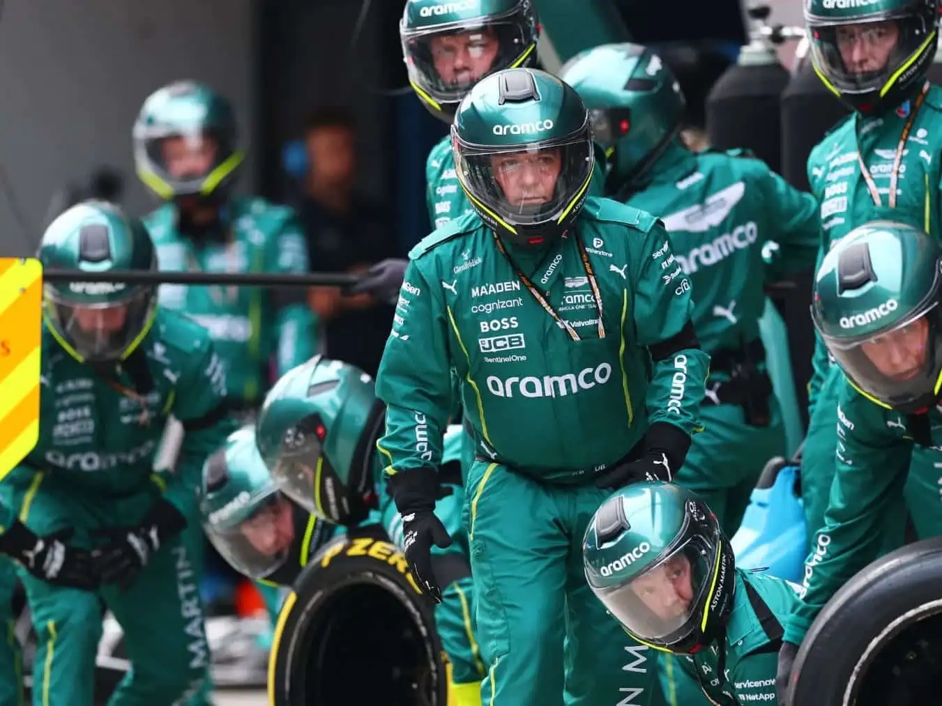 Equipo de Aston Martin previo a una intervención.
