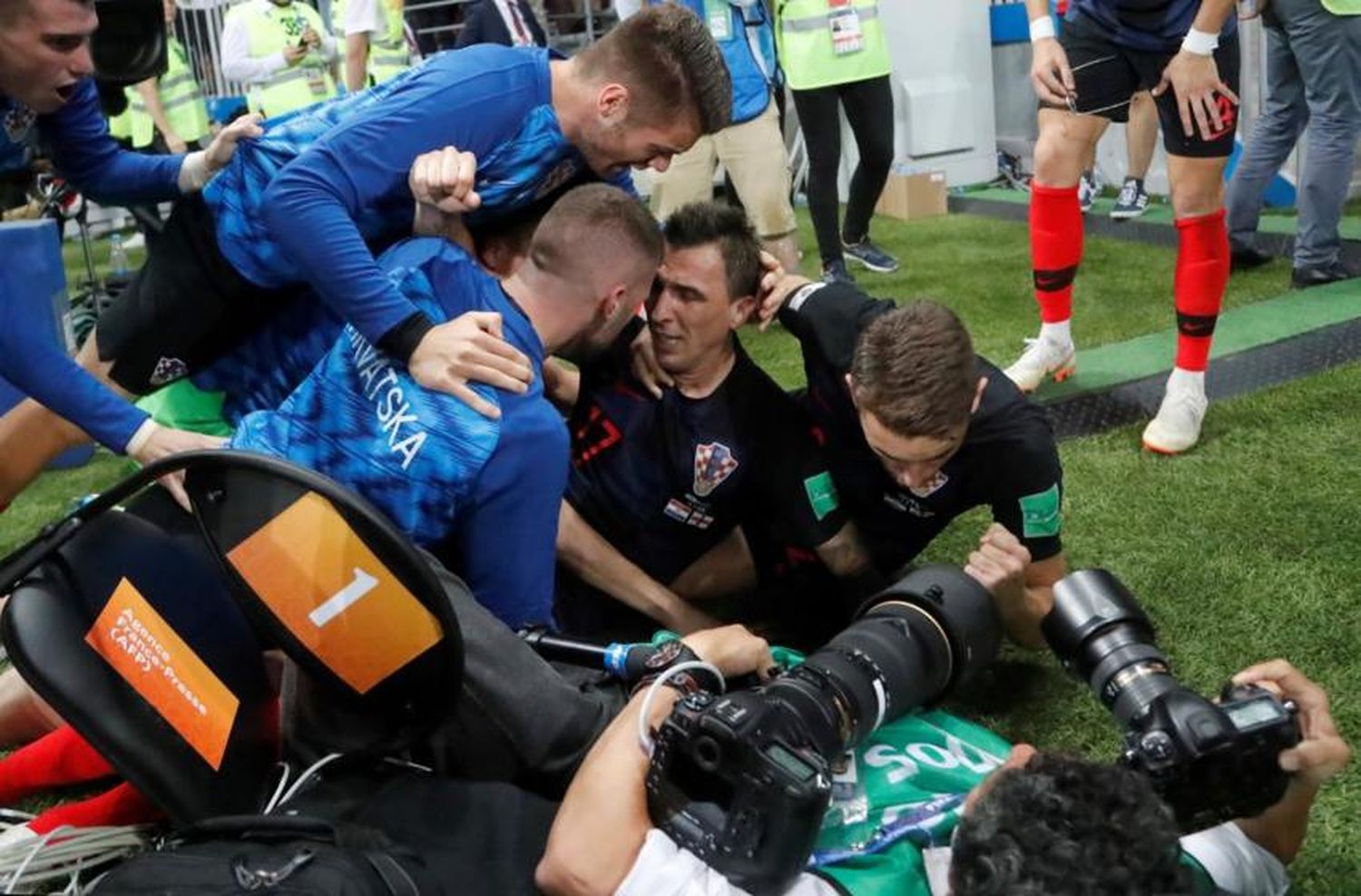 La historia del fotógrafo aplastado en el loco festejo de Croacia