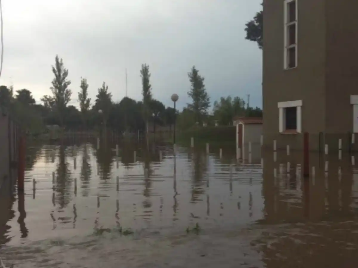 Todavía hay 140 evacuados y 18 manzanas inundadas en Laspiur