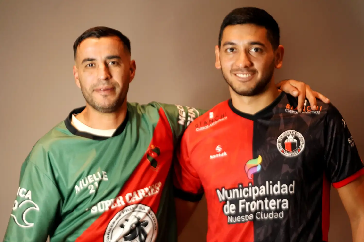 Jugadores de La Trucha y La Hidráulica posando, abrazados