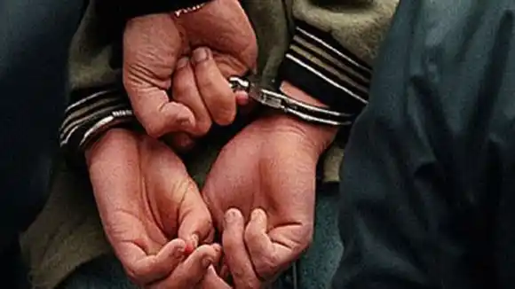 NO SOPORTA EL PESO DE LOS CACHOS y mata al adolescente que mantenía relaciones con su pareja