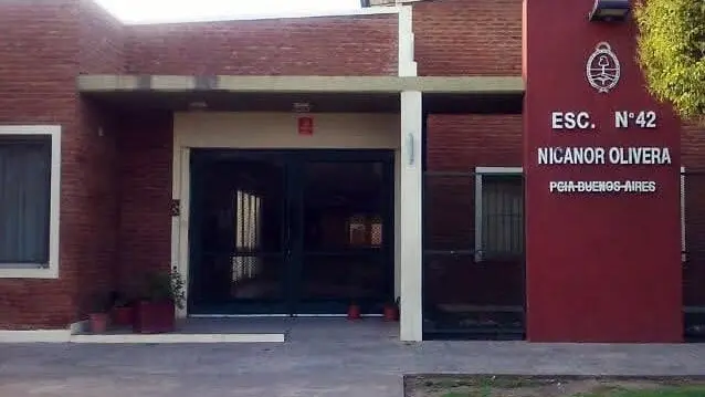 Frente. Del edificio de la Escuela Nº 42 en la localidad dulcense,