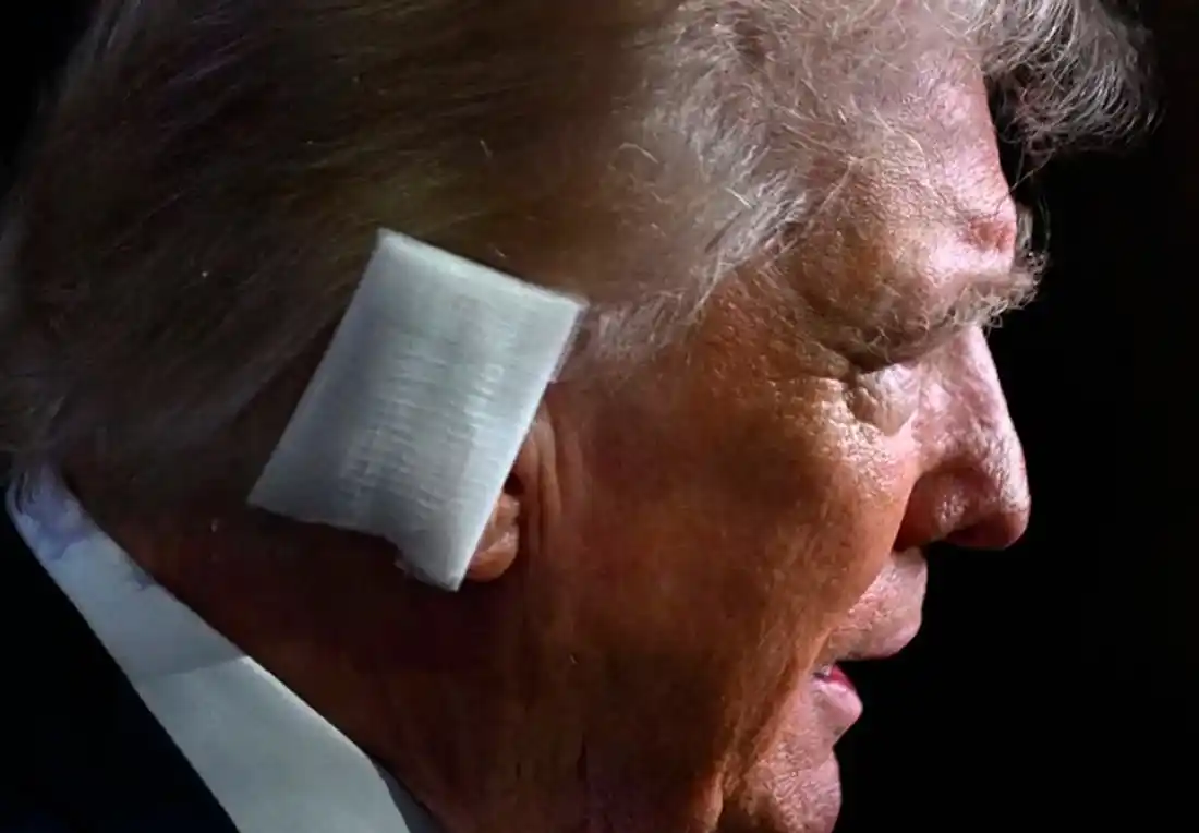 Con una venda en la oreja, Donald Trump dio su primer discurso público tras el atentado.