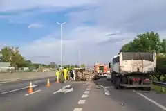 Dos personas fallecieron tras un brutal choque entre un camión y una camioneta