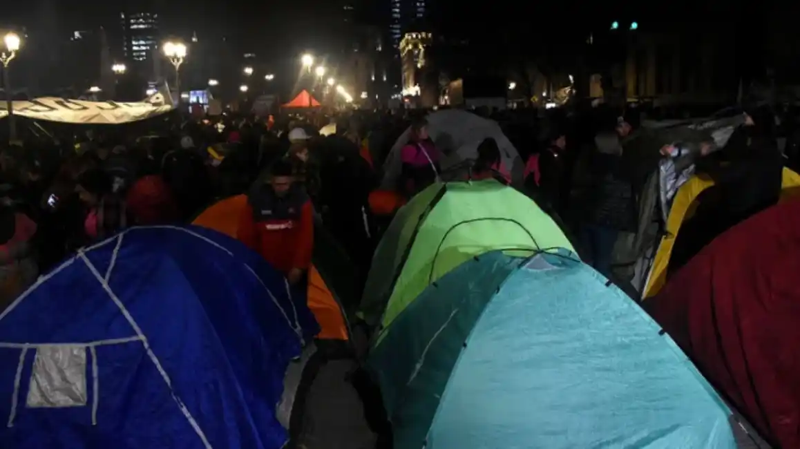 Quitarán los planes sociales a los beneficiarios que hayan comprado dólares