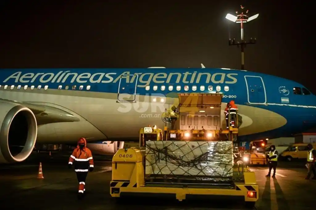 Llegó otro avión con vacunas desde China y parte un nuevo vuelo a Moscú