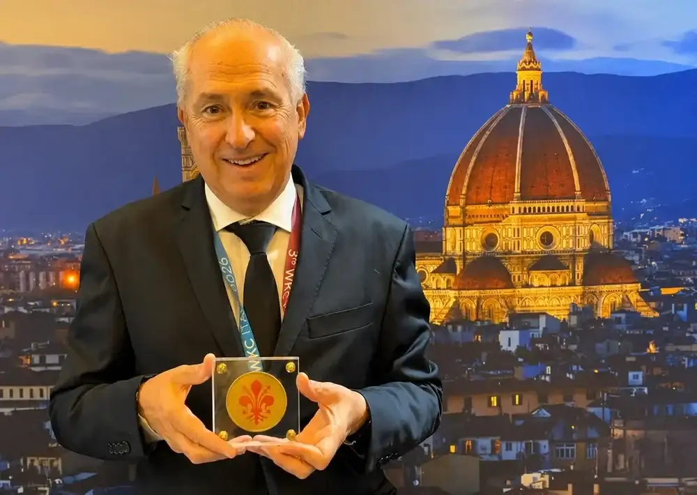 El doctor Roberto Albertazzi con su premio recibido en Florencia.