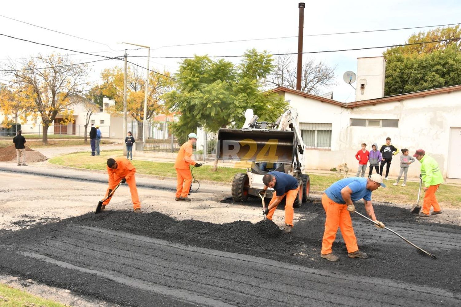 Operativo de bacheo con asfalto caliente en Avenida Libertad